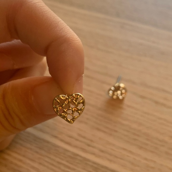 ✨LAST ONE✨ Gold Plated Heart Stud Earrings - Picture 2 of 6